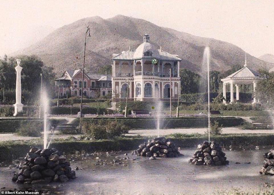 چەند خانوو و باخێک لە شارۆچکەی باخمان
